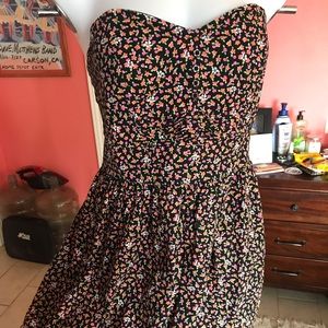 $5 if bundle with 2 other items *Cute summery strapless floral dress
